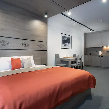 Yolo - 4 Person - Garage Parking - In Out *