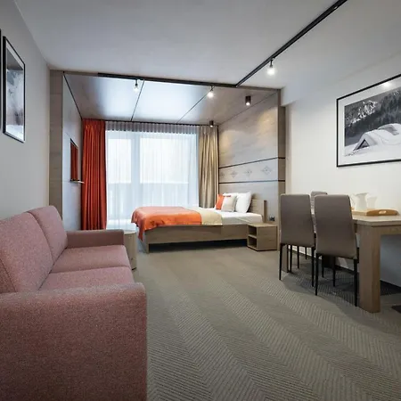 Yolo - 4 Person - Garage Parking - In Out *