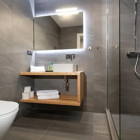 Yolo - 4 Person - Garage Parking - In Out