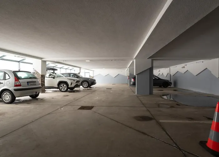 Yolo - 4 Person - Garage Parking - In Out * 迪马诺卡多林纳